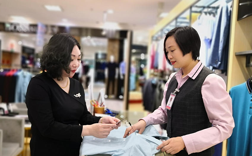 拾金不昧贏贊譽 熱情服務出業績